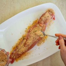 muschiulet de porc presarat cu pesmet si condimente