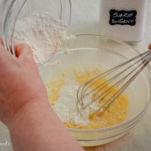 faina incorporata cu telul in oua batute