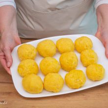bulz de mămăligă pregătit pentru gătire la cuptor sau air fryer
