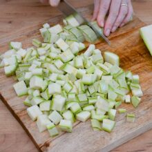 dovlecei taiati cubulete pentru reteta de ciulama