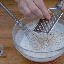 nucsoara rasa peste amestec de smantana si faina