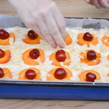 fulgi de migdale presărat peste aluat de pandișpan cu fructe