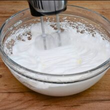 albușuri bătute cu mixerul