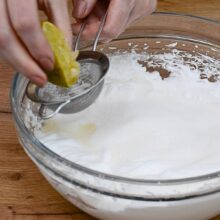 suc de lămâie pus peste albușuri bătute
