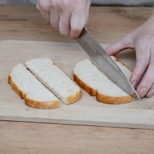 felii de pâine taiate jumătăți cu cuțitul