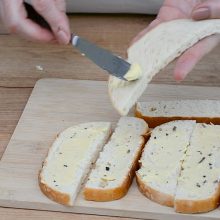 felii de pâine unse cu unt