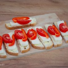felii de paine cu mozzarella, rosii si ardei gras