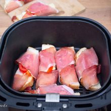 sandvisuri cu bacon asezate in cosul friteuzei pentru gatire