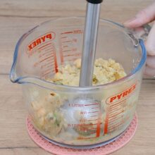 cum se pregătește hummus cu blenderul de mână