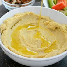servire hummus cu ulei de măsline