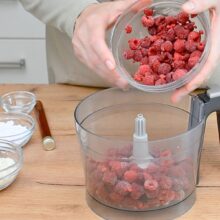 zmeura congelata pusa in cuva robotului pentru preparare inghetata