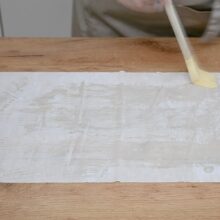 foaie de plăcintă unsă cu unt topit