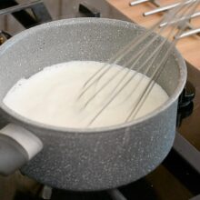 pregatire gris cu lapte pentru umplutura de brânză