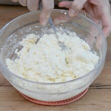 umplutură de telemea, brânză de vaci și griș pentru merdenele