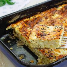 tavă cu plăcintă sărată telemea și dovlecei