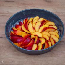 felii de nectarine in tava de copt pentru prajitura rasturnata