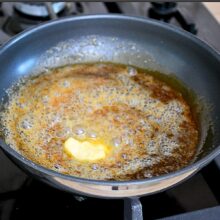 sos de caramel cu unt pentru prajitura rasturnata cu nectarine