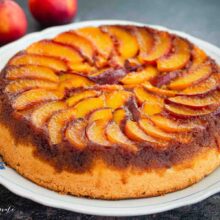 prajitura rasturnata cu nectarine si caramel
