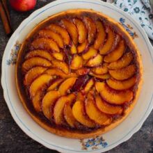 prajitura rasturnata cu nectarine si caramel