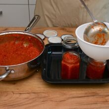 ambalare dulceata de ardei iuti cu kapia in borcane pentru sterilizare