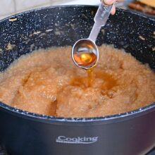 adăugare rom în cratita cu gem de mere rase