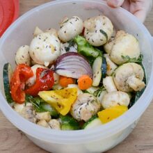 legume diverse condimentate, pregătite pentru gătire