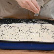 seminte de negrilica presarate in tava cu placinta