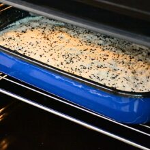 tava cu placinta in cuptor pentru coacere