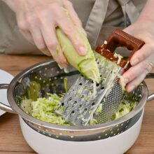 dovlecel dat pe razatoare pregatit pentru placinta