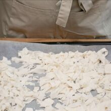 foi de placinta taiate lasate la uscat in tava pentru placinta cu dovlecei si telemea