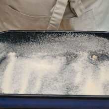 tava tapetata cu pesmet pentru reteta de placinta la cuptor cu branza si dovlecei