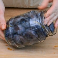 umplere borcane cu prune pentru conservare in suc propriu fara zahar