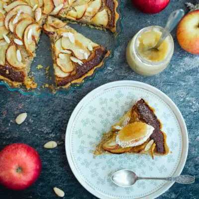 felie de tarta frangipane cu mere