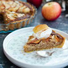 servire tarta frangipane cu frisca si piure de mere