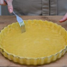 aluat de tarta in tava perforat cu furculita