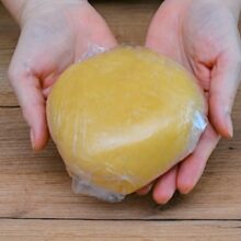 aluat fraged cu unt pregatit pentru racire la frigider