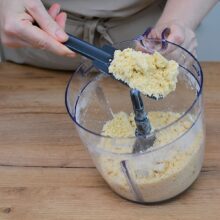 aluat nisipos cu unt pregatit la robot