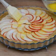 tarta cu mere - felii unse cu unt topit