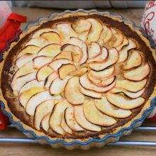 tarta frangipane cu mere proaspat scoasa din cuptor