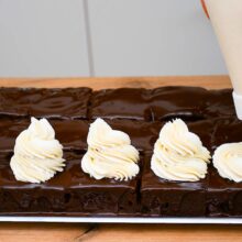 decorare Prajitura Ora 12 cu crema de frisca si mascarpone