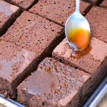 Insiropare blat de cacao cu sirop de caramel cu rom si cafea