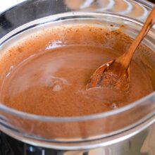 ciocolata topita la bain marie pentru glazurarea prajiturii Ora 12
