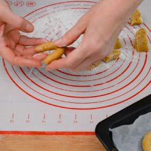 cum se modeleaza cornuletele cu nuca in forma de semiluna