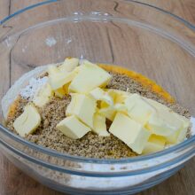 pregatire ingrediente pentru aluat de cornulete fragede cu nuca si unt