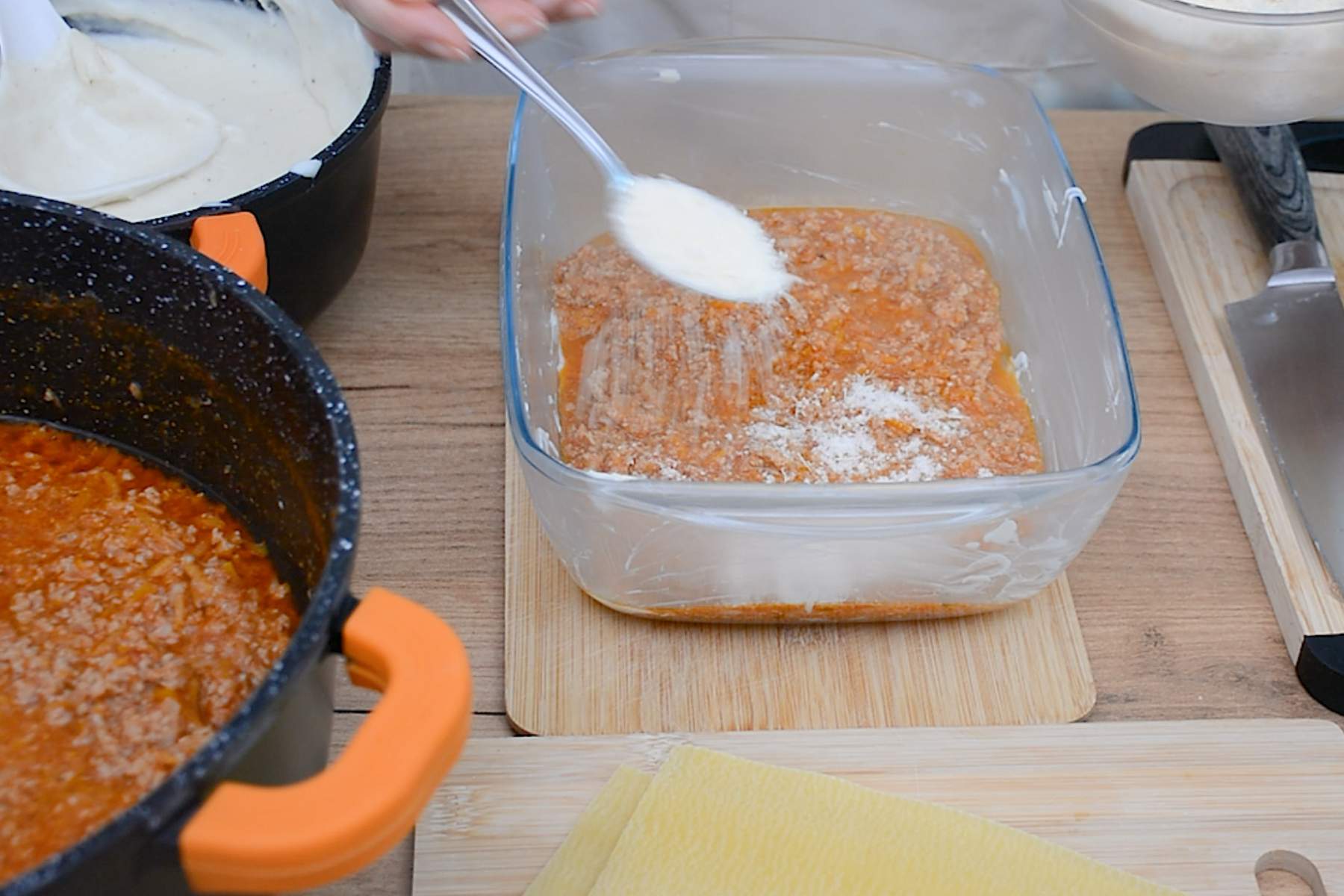 cum se monteaza lasagna Bolognese in tava