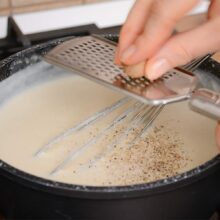 asezonare sos Bechamel cu nucsoara rasa