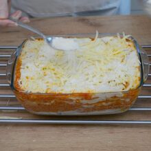 mozzarella si parmezan presarate in tava cu lasagna bolognese