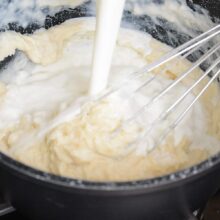 lapte turnat in cratita cu unt si faina pentru sos Bechamel