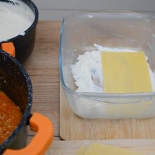 montare primul strat de lasagna in tava