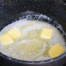 unt topit in cratita pentru preparare sos Bechamel